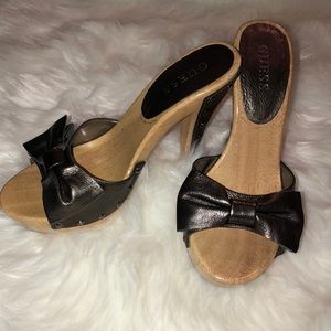 Guess heel with bow on top ..